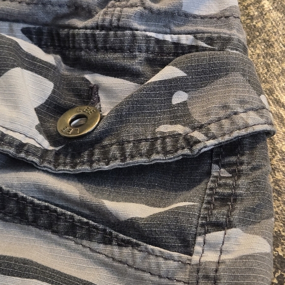 Lee Extreme Motion Men's 30W Gray Graphite Camouflage Cargo Shorts 8 pockets - Picture 14 of 16